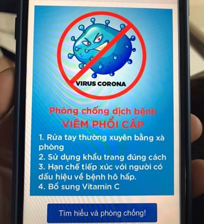 Người dùng nhận thông tin phòng chống dịch khi sử dụng Wi-Fitại sân bay Tân Sơn Nhất.
