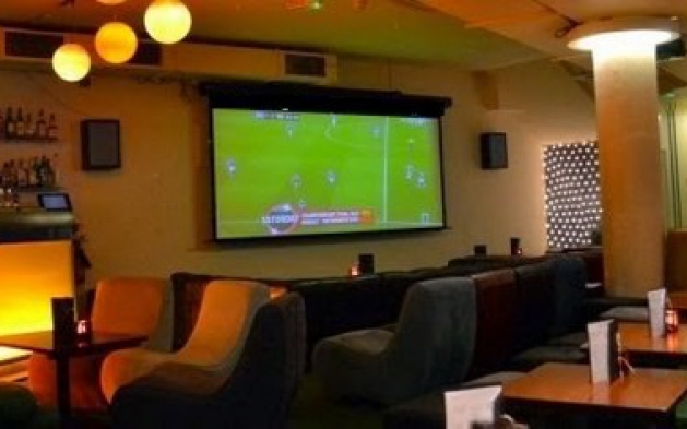 Thu hút khách hàng bằng cách lắp đặt màn hình led xem bóng đá café